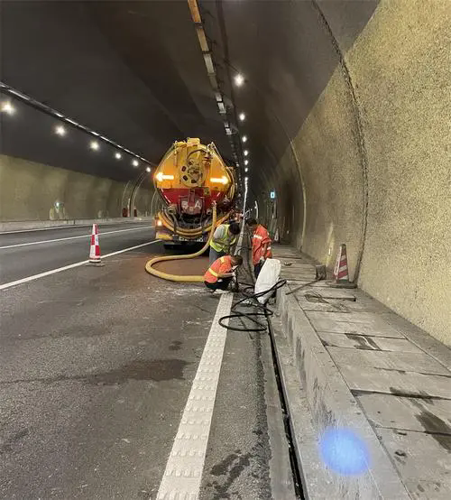 兴义隧道排水渠清淤